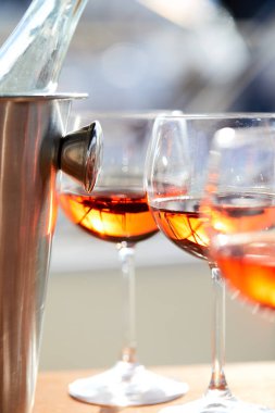 Çift kadehlerin ve kova ile yatta beyaz şarap şişesi