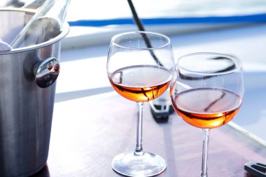 bardak şarap yat yüzeyi parlak güneş ışığı altında