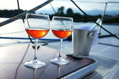 bardak şarap yat yüzeyi parlak güneş ışığı altında