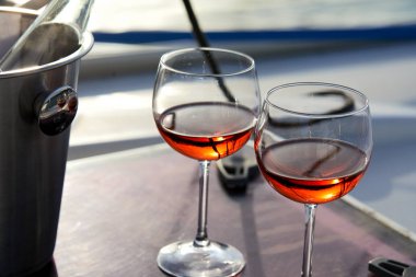 bardak şarap yat yüzeyi parlak güneş ışığı altında