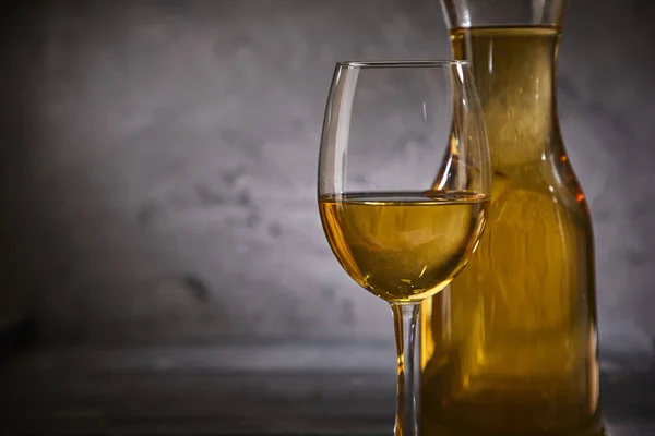 冷たい白ワイン ワイングラス デカンター 灰色の背景にクローズ アップ — ストック写真