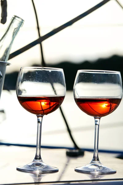 Bicchieri Vino Piena Luce Solare Sulla Superficie Dello Yacht — Foto Stock