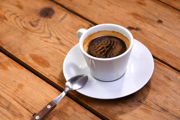 Weiße Tasse Kaffee Auf Hölzernem Hintergrund Nahaufnahme — Stockfoto