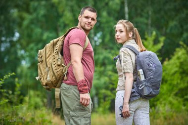 ormanda yürüyüş güneşli gün iki gezginler 