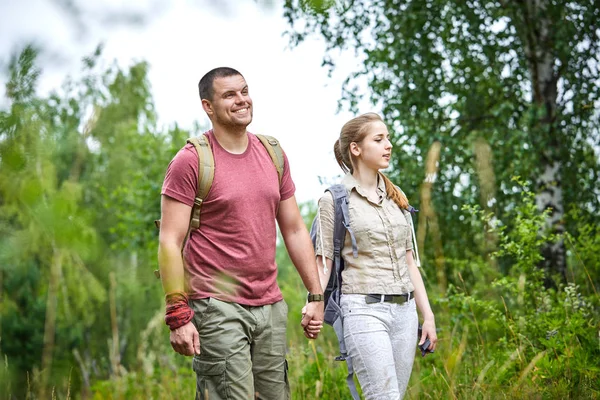 Två Resenärer Promenader Skogen Solig Dag — Stockfoto