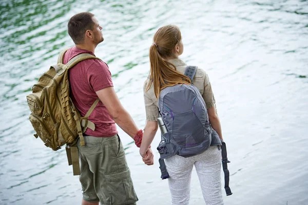 Deux Voyageurs Tenant Main Près Lac Lors Une Journée Ensoleillée — Photo