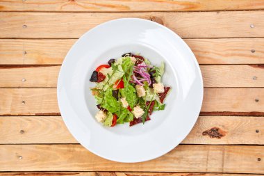 Vejetaryen salata kurutulmuş domates ve beyaz tabakta kruton yakın çekim 