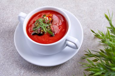 kremalı domates çorbası beyaz kase, yakın çekim 