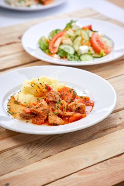 Tavuk patates püresi ve beyaz plakaları, salata ile yakın çekim 