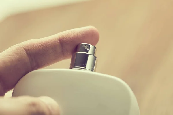 Mão Masculina Segurando Garrafa Cosmética Para Perfume — Fotografia de Stock