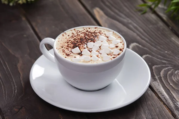 Capuchino Con Malvavisco Taza Blanca Sobre Fondo Madera Primer Plano — Foto de Stock