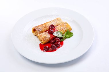 tatlı kek kiraz beyaz tabakta ile yakın çekim 