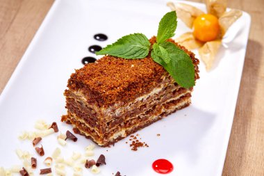 lezzetli tatlım pasta beyaz tabakta yakın çekim 