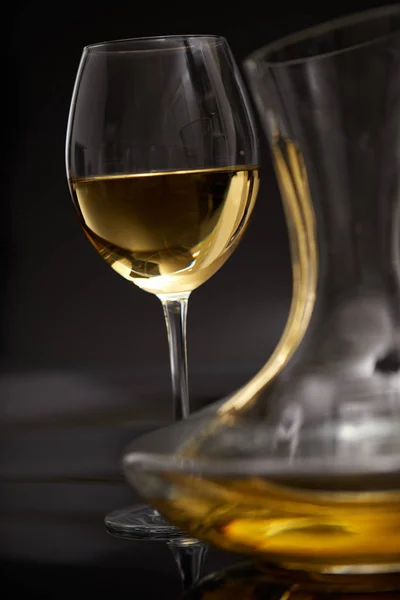 Vino Blanco Frío Copa Vino Decantador Sobre Fondo Gris Primer — Foto de Stock