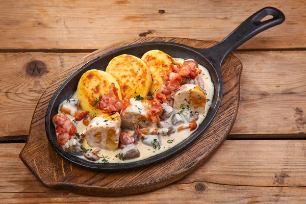 Aardappel Schnitzels Met Vlees Pan Close — Stockfoto