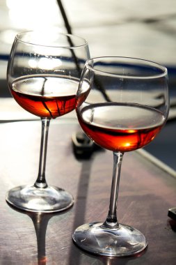 bardak şarap yat yüzeyi parlak güneş ışığı altında