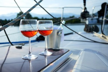 bardak şarap yat yüzeyi parlak güneş ışığı altında