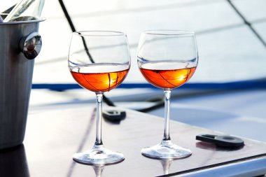 bardak şarap yat yüzeyi parlak güneş ışığı altında