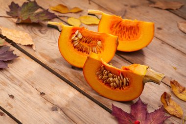 Taze kabak ve ahşap arka plan, yapraklarda yakın çekim 