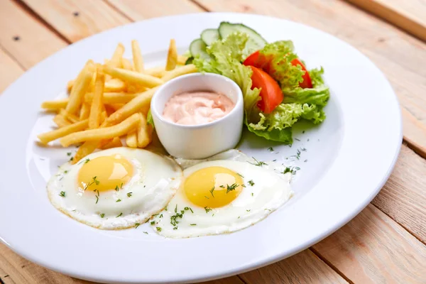 Salade Met Frietjes Gebakken Eieren Witte Plaat Ontbijt Café Concept — Stockfoto