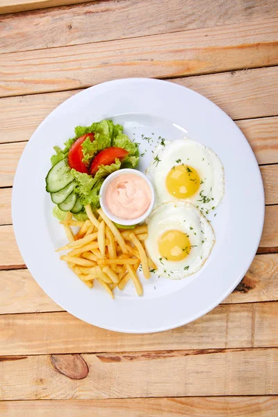 Salata Beyaz Tabakta Patates Kızartması Kızarmış Yumurta Ile Kafe Kavramı — Stok fotoğraf