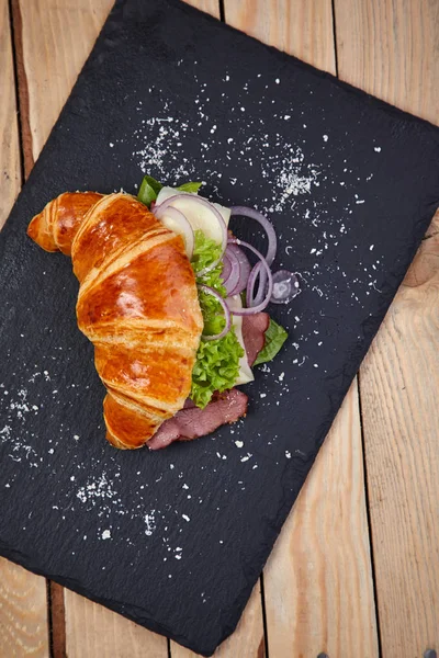Croissant Dengan Ham Papan Gelap Close — Stok Foto