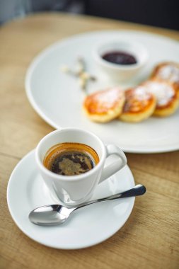 masada kahve fincan ile süzme peynir krep ve meyve sosu ile plaka