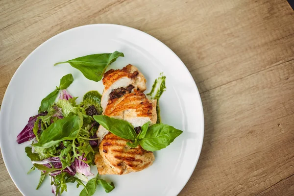 Gegrillte Hühnerbrust Und Salat Auf Weißem Teller Nahaufnahme — Stockfoto