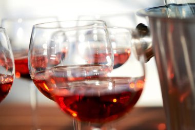 bardak şarap parlak güneş ışığı altında yakın çekim 