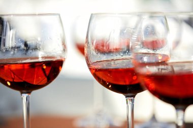 bardak şarap parlak güneş ışığı altında yakın çekim 