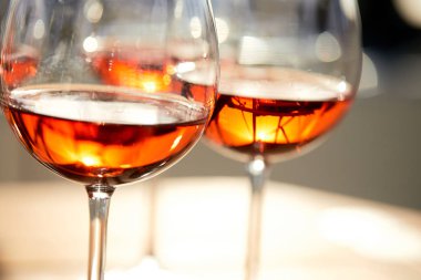 bardak şarap parlak güneş ışığı altında yakın çekim 