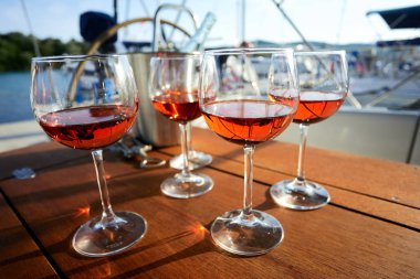 bardak şarap parlak güneş ışığı altında yakın çekim 