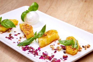 Beyaz tabakta lezzetli tatlı yakın çekim 