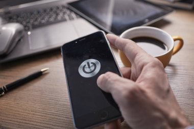 iş kavramı modern smartphone ofiste tutan erkek el ile