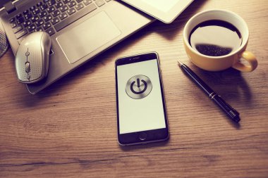  Ofis Masası modern smartphone ve düğmesi Güç smartphone ekranında, iş kavramı ile 