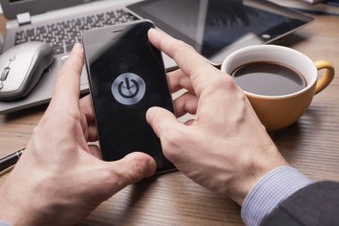 iş kavramı ile modern smartphone ofiste holding erkek eller