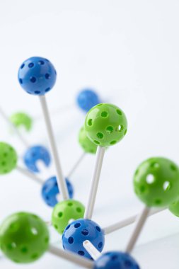 Moleküler yapısı beyaz zemin üzerine izole yakın çekim 