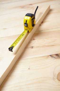 ahşap arka planda bant ölçüsü, yakın çekim 