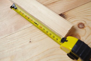 ahşap arka planda bant ölçüsü, yakın çekim 