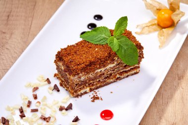 lezzetli tatlım pasta beyaz tabakta yakın çekim 