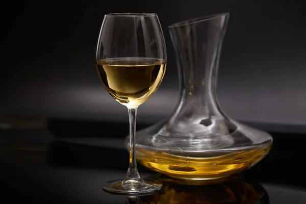 ワインとワインデカンタでいっぱいのグラス クローズアップ — ストック写真