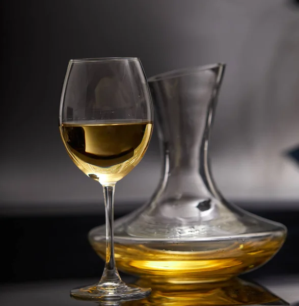 Bicchiere Pieno Vino Vino Decanter Primo Piano — Foto Stock