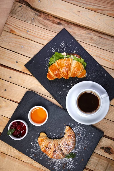 Croissants Met Boter Jam Koffiekop Donkere Planken Close — Stockfoto