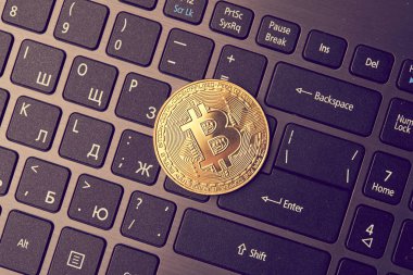 Klavyedeki altın bitcoin, kripto para birimi için kavramsal resim