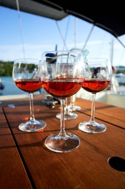 bardak şarap parlak güneş ışığı altında yakın çekim 