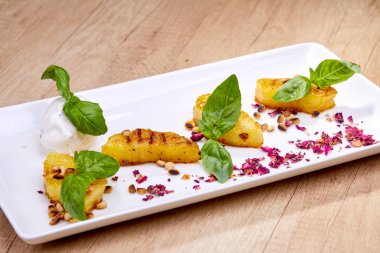 Beyaz tabakta lezzetli tatlı yakın çekim 