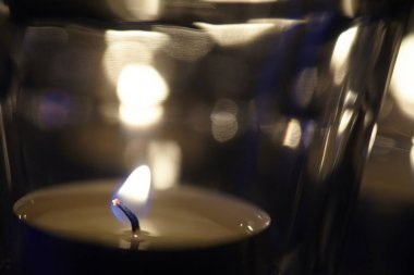 koyu arka plan dekoratif mum ışıkları