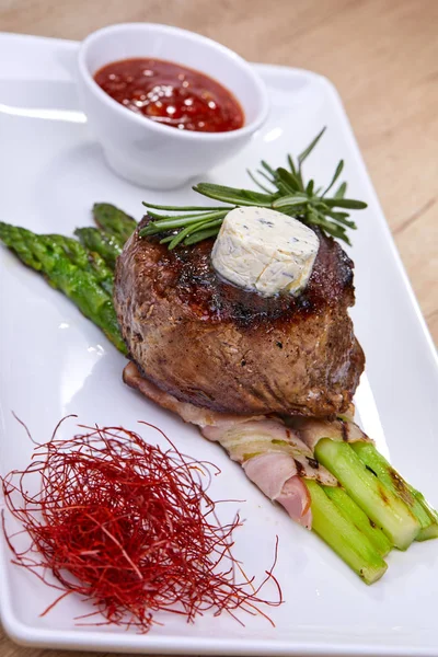 Steak Mit Spargel Auf Weißem Teller Nahaufnahme — Stockfoto