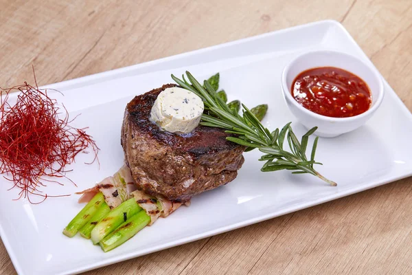 Steak Mit Spargel Auf Weißem Teller Nahaufnahme — Stockfoto