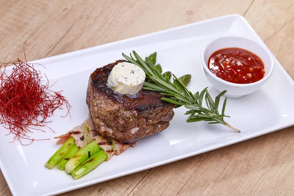 Steak Met Asperges Wit Bord Close — Stockfoto